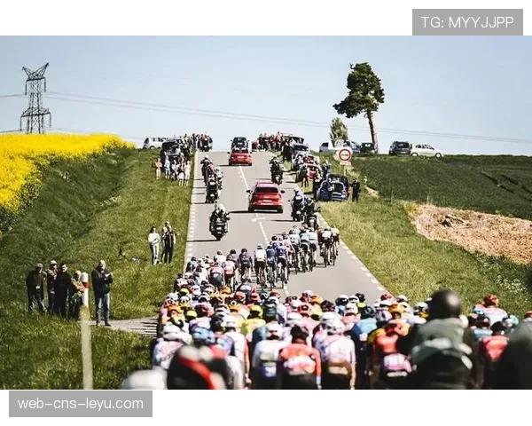 通讯:巴黎-鲁贝赛况胶着,主集团在关键石板路段遭遇横风 通讯:巴黎-鲁贝赛况胶着,主集团在关键石板路段遭遇横风
