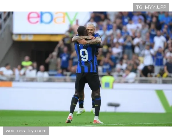 小图拉姆社媒分享与劳塔罗合照:蓝黑人生